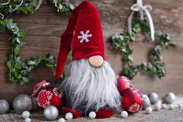 Julsammansättning med tomte och festliga dekorationer — Stockfoto