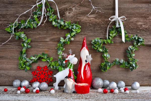 Kerstcompositie met kabouters, elandbeeldjes en feestelijke decoraties — Stockfoto