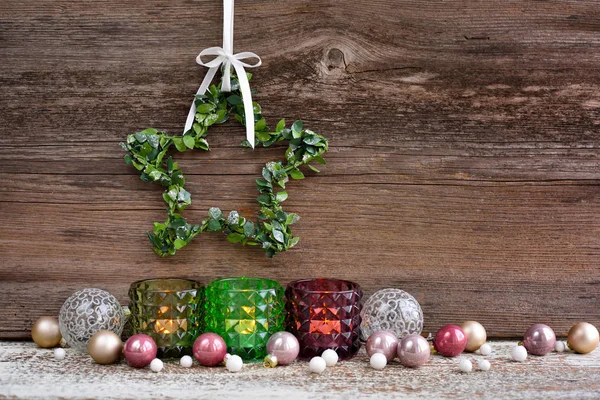 Estrela de Natal com velas e decorações festivas — Fotografia de Stock