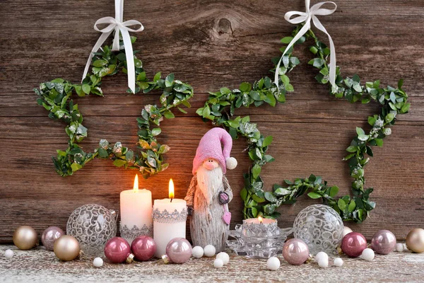 Composición navideña con velas, estatuilla de gnomo y decoraciones festivas —  Fotos de Stock