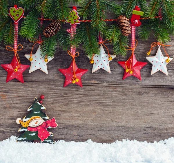 Kerststerren met takken van sparren en feestelijke decoraties — Stockfoto