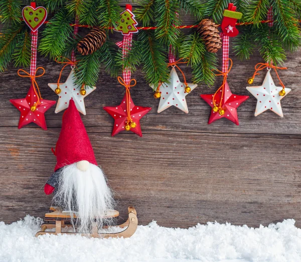 Kerst sterren met een kabouter op een slee en takken van sparren — Stockfoto