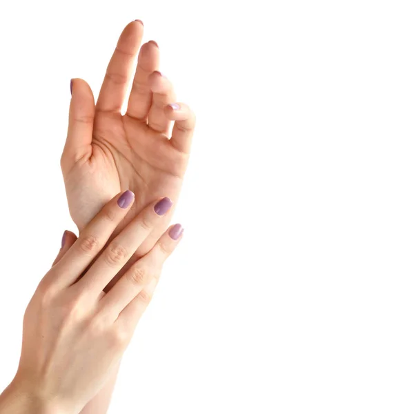 Primo piano di mani di una giovane donna con manicure rosa sulle unghie — Foto Stock