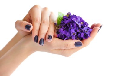 Tırnaklarında siyah manikür olan bir kadının elleri.