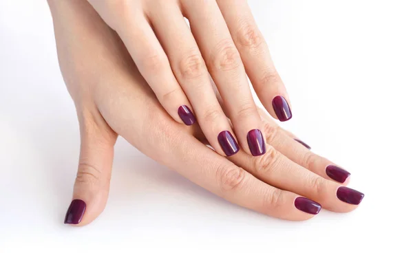 Zbliżenie ręce młodej kobiety z ciemnym manicure na paznokcie — Zdjęcie stockowe