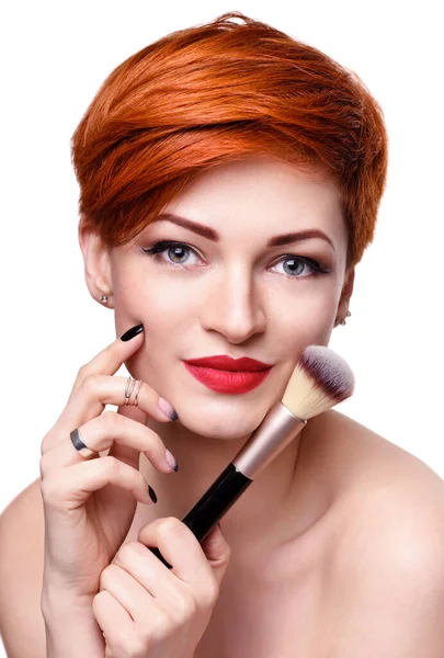 一个美丽的年轻女子与化妆刷短红头发的肖像 — 图库照片