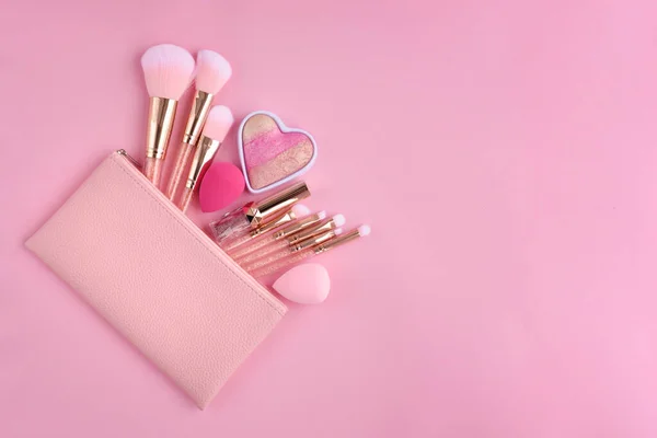 Una Bolsa Cosméticos Rosa Con Pinceles Maquillaje Productos Maquillaje Que — Foto de Stock