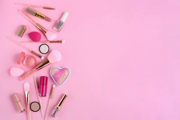 Pinceles Maquillaje Cosméticos Decorativos Sobre Fondo Rosa Con Espacio Vacío —  Fotos de Stock