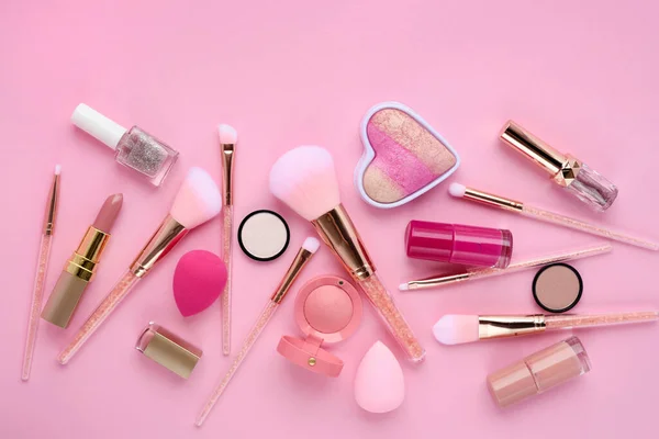 Pinceles Maquillaje Cosméticos Decorativos Sobre Fondo Rosa Vista Superior — Foto de Stock