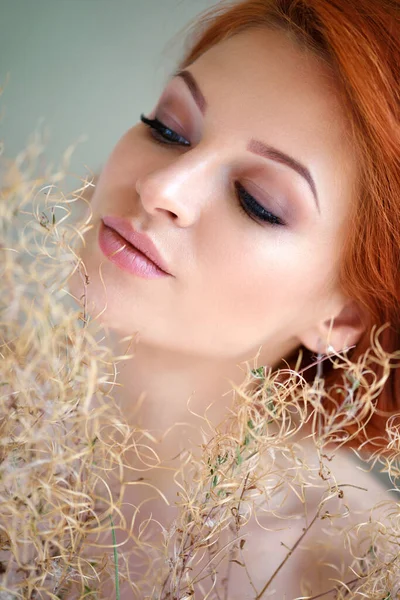 Portré Fiatal Gyönyörű Vörös Hajú Szárított Virágokkal — Stock Fotó