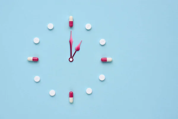Relógio Criado Partir Pílulas Cápsulas Fundo Azul Pastel Hora Certa — Fotografia de Stock