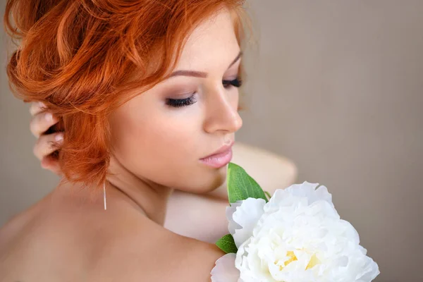 Retrato Joven Hermosa Mujer Pelirroja Con Flor Blanca Retrato Belleza —  Fotos de Stock