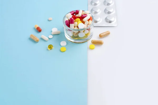 Verschiedene Medikamente Tabletten Und Kapseln Auf Blauem Und Weißem Hintergrund — Stockfoto