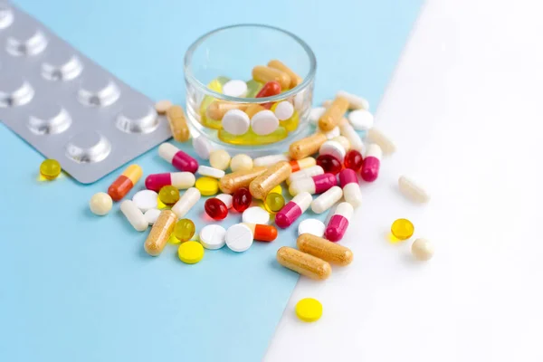 Pastillas Tabletas Cápsulas Medicamentos Farmacéuticos Surtidos Sobre Fondo Azul Blanco —  Fotos de Stock