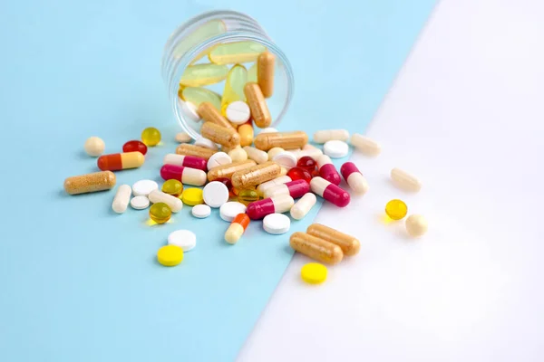 Pillole Compresse Capsule Medicina Farmaceutica Assortite Sfondo Blu Bianco Spazio — Foto Stock