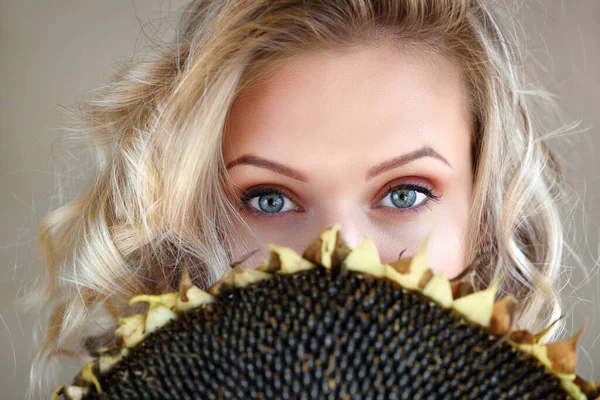 Retrato Jovens Uma Bela Mulher Loira Com Maquiagem Diária Fresca — Fotografia de Stock