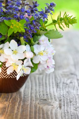 Tahta masada bir buket bahar çiçeği.