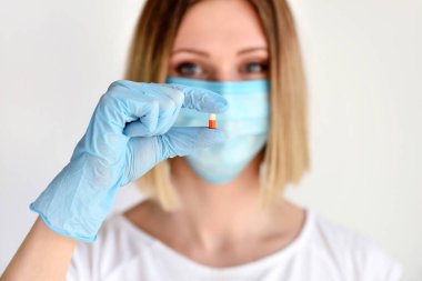 Genç ve çekici bir kadın hastasına götürmesi için bir hap tutuyor. Sağlık ve Tıp Konsepti.