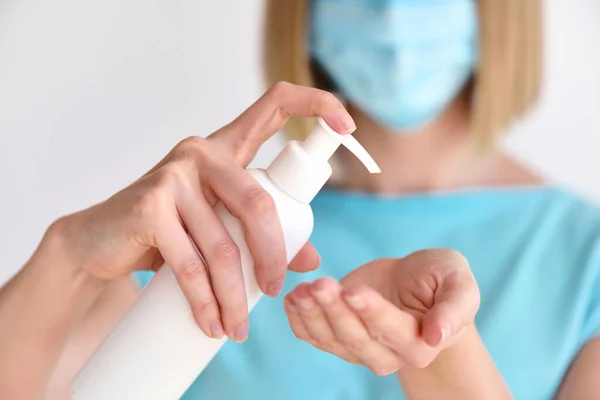 Mujer Joven Que Usa Gel Antiséptico Usa Máscara Prevención Cierre — Foto de Stock