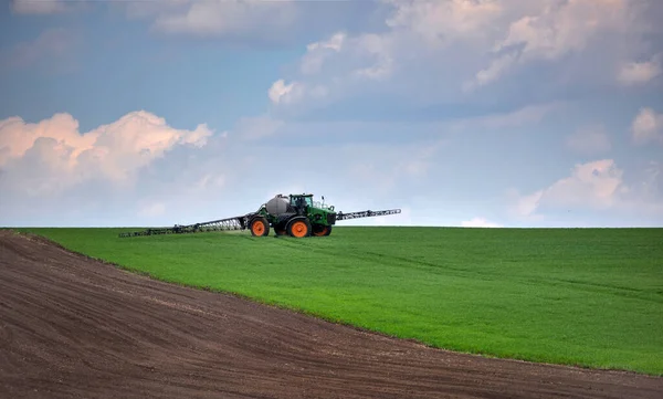Ciągnik Opryskujący Zieloną Pszenicę Roboty Rolnicze — Zdjęcie stockowe