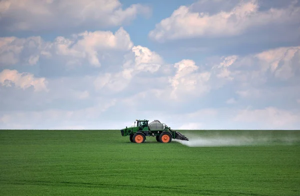 Tracteur Pulvérisant Champ Blé Vert Travaux Agricoles — Photo