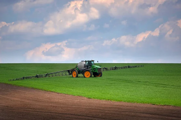Traktor Stříká Zelené Pšeničné Pole Zemědělské Práce — Stock fotografie