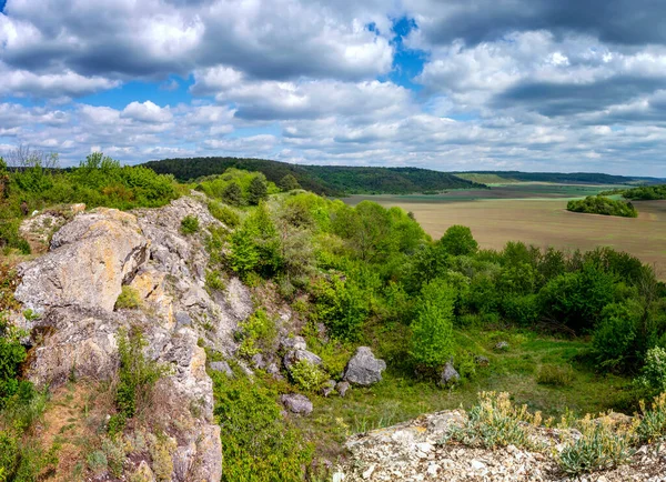 美しい雲と石の丘や青空と風景 ウクライナ メドボモリ自然保護区 — ストック写真