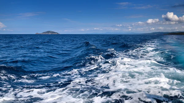 Paysage Avec Mer Île Beaux Nuages Dans Ciel Bleu Eau — Photo