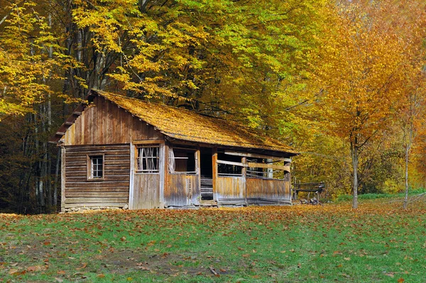 Alleinstehendes Haus im Herbstberg — Stockfoto