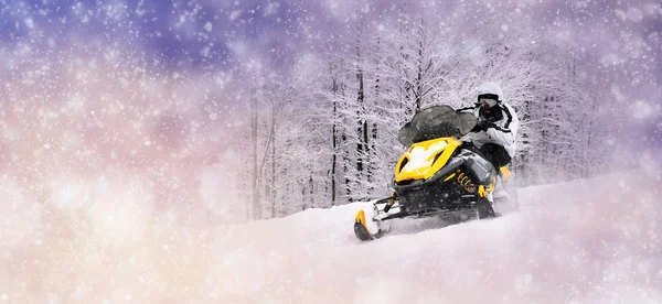 Fundo de inverno com o homem na moto de neve — Fotografia de Stock