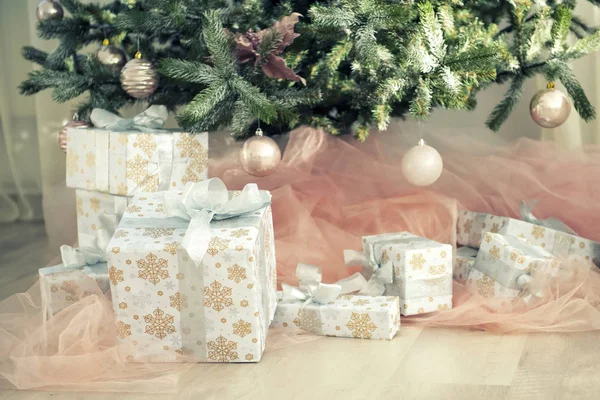 Boże Narodzenie dekoracji wnętrz prezenty i drzewa — Zdjęcie stockowe