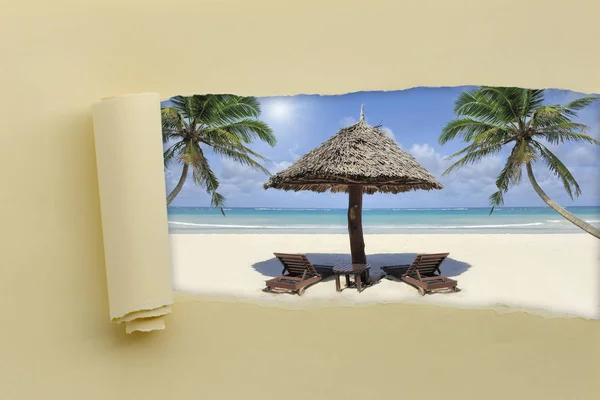 Papel rasgado com praia de verão — Fotografia de Stock