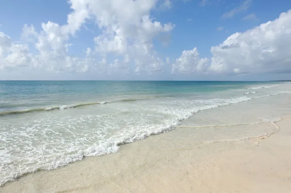 Emply playa y océano tropical — Foto de Stock