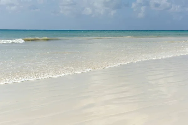 Emply strand en tropische oceaan — Stockfoto