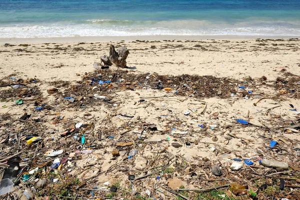 Resíduos nas areias causam poluição ambiental — Fotografia de Stock