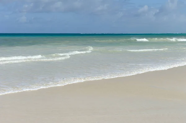 Emply strand en tropische oceaan — Stockfoto