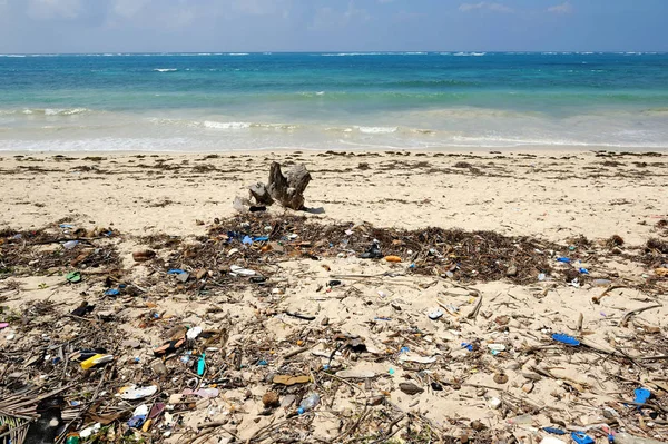 Resíduos nas areias causam poluição ambiental — Fotografia de Stock