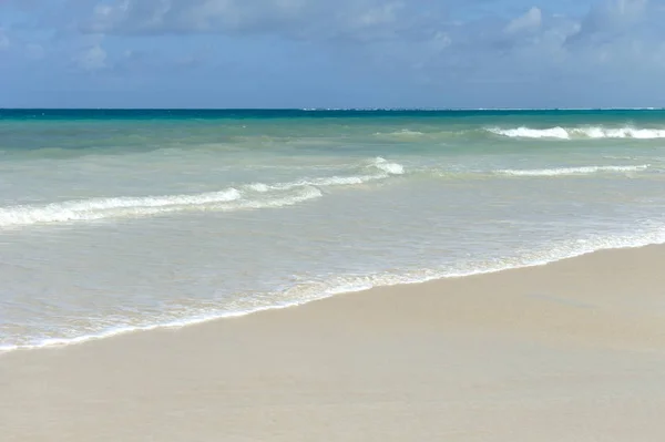 Emply praia e oceano tropical — Fotografia de Stock
