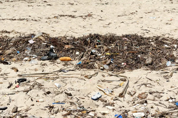 Resíduos nas areias causam poluição ambiental Fotos De Bancos De Imagens Sem Royalties