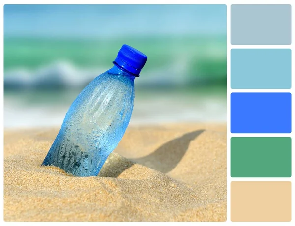 Vattenflaska på stranden med paletten färgrutor — Stockfoto