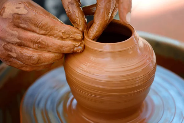 Potter fazendo panela de cerâmica na roda de cerâmica — Fotografia de Stock