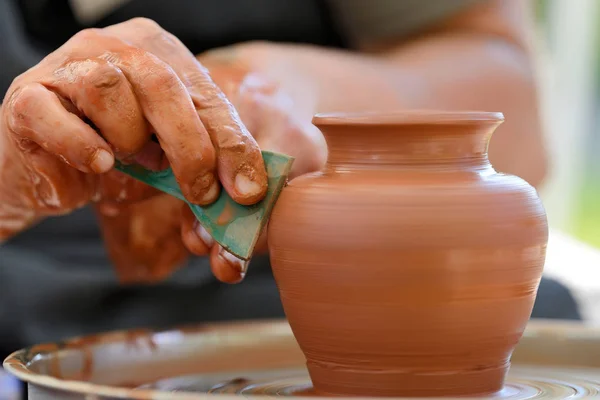 Potter haciendo olla de cerámica en la rueda de cerámica — Foto de Stock