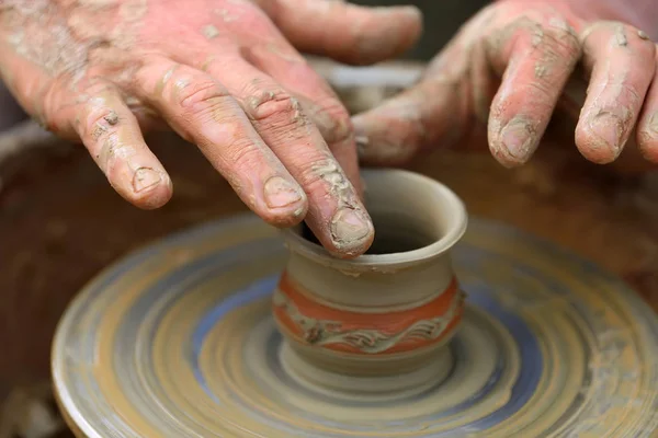 Potter making ceramic pot on the pottery wheel — Stock Photo, Image