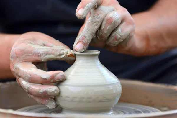 Potter haciendo olla de cerámica en la rueda de cerámica —  Fotos de Stock