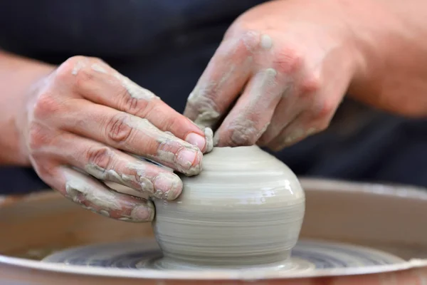 Pottenbakker maken van keramische pot op het aardewerk wiel — Stockfoto