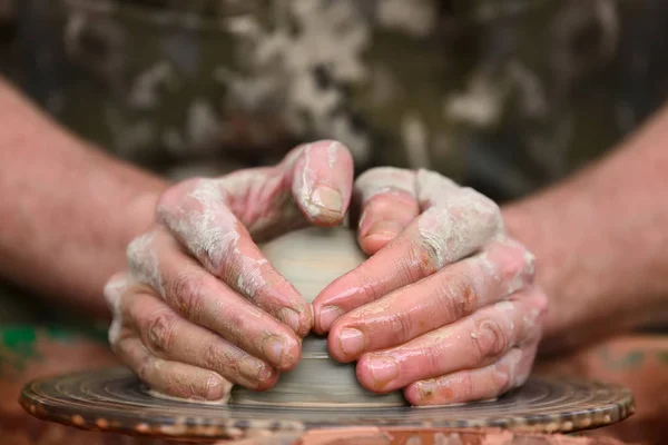 Potter fazendo panela de cerâmica na roda de cerâmica — Fotografia de Stock