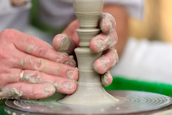 Potter haciendo olla de cerámica en la rueda de cerámica —  Fotos de Stock