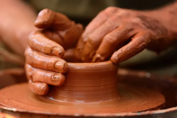 Pottenbakker maken van keramische pot op het aardewerk wiel — Stockfoto