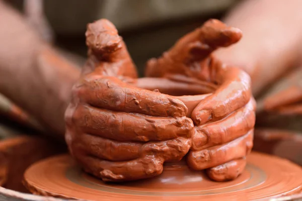 Potter che fa la pentola di ceramica sulla ruota della ceramica — Foto Stock