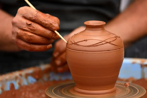 Potter gör keramiska potten på keramik hjulet — Stockfoto